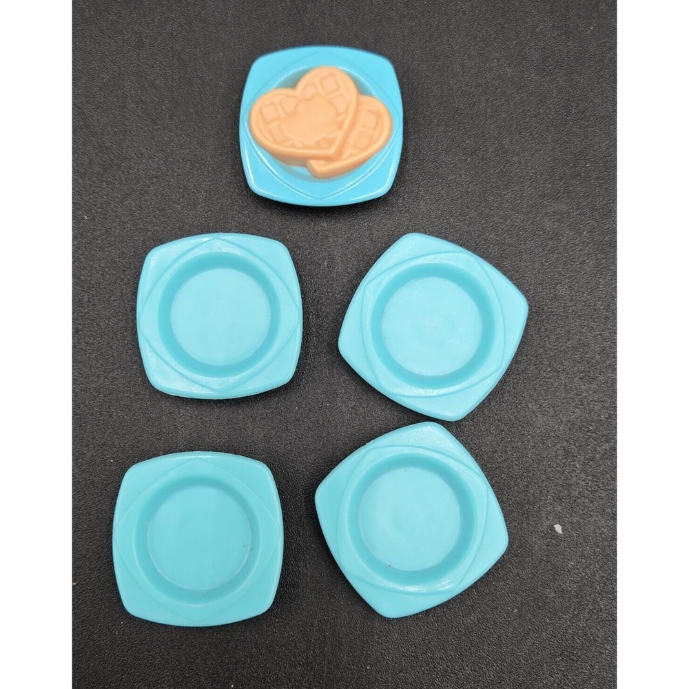 Vtg Barbie Dollhouse Replacement Pale‎ Blue Plates